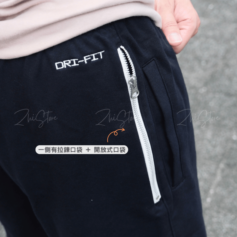 Nike Dri-FIT Standard Issue 刺繡Logo 休閒棉短褲 運動短褲 休閒短褲 拉鍊口袋 黑色 DQ5713-010