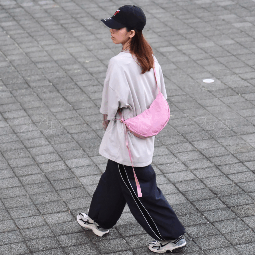 Nike Aura 輕量 半月包 側背包 肩背包 女包 小包 斜背包 包包 珊瑚粉 HQ4370-699