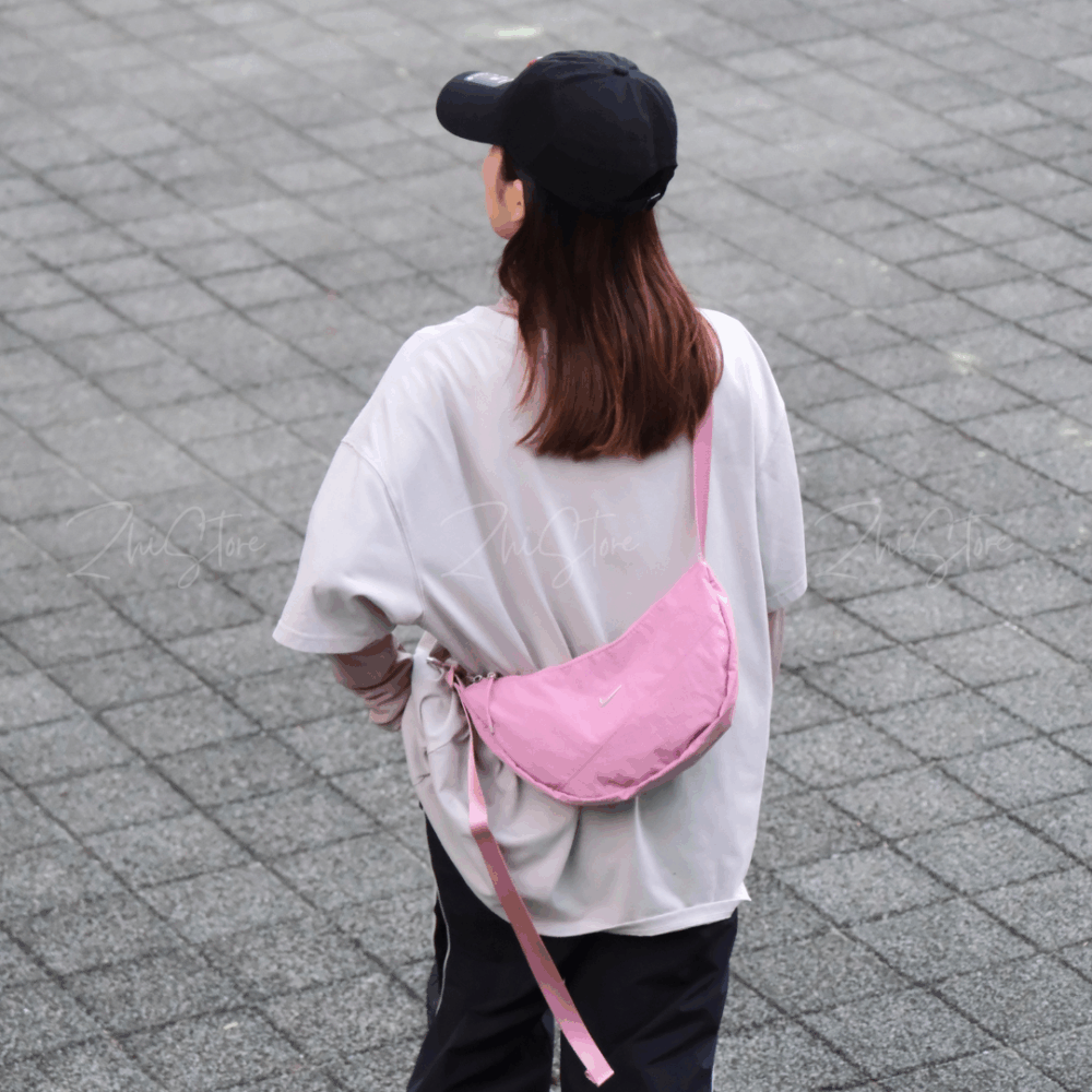 Nike Aura 輕量 半月包 側背包 肩背包 女包 小包 斜背包 包包 珊瑚粉 HQ4370-699