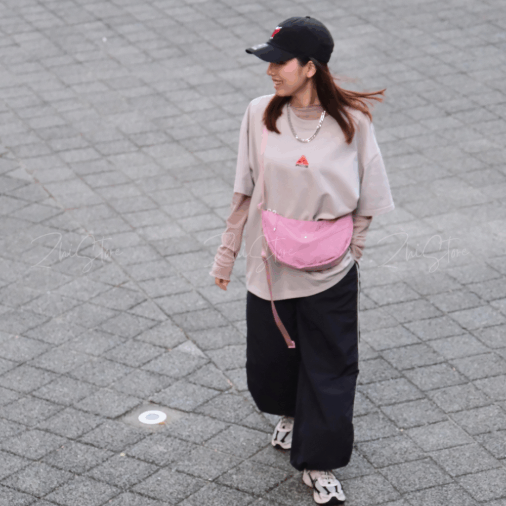 Nike Aura 輕量 半月包 側背包 肩背包 女包 小包 斜背包 包包 珊瑚粉 HQ4370-699