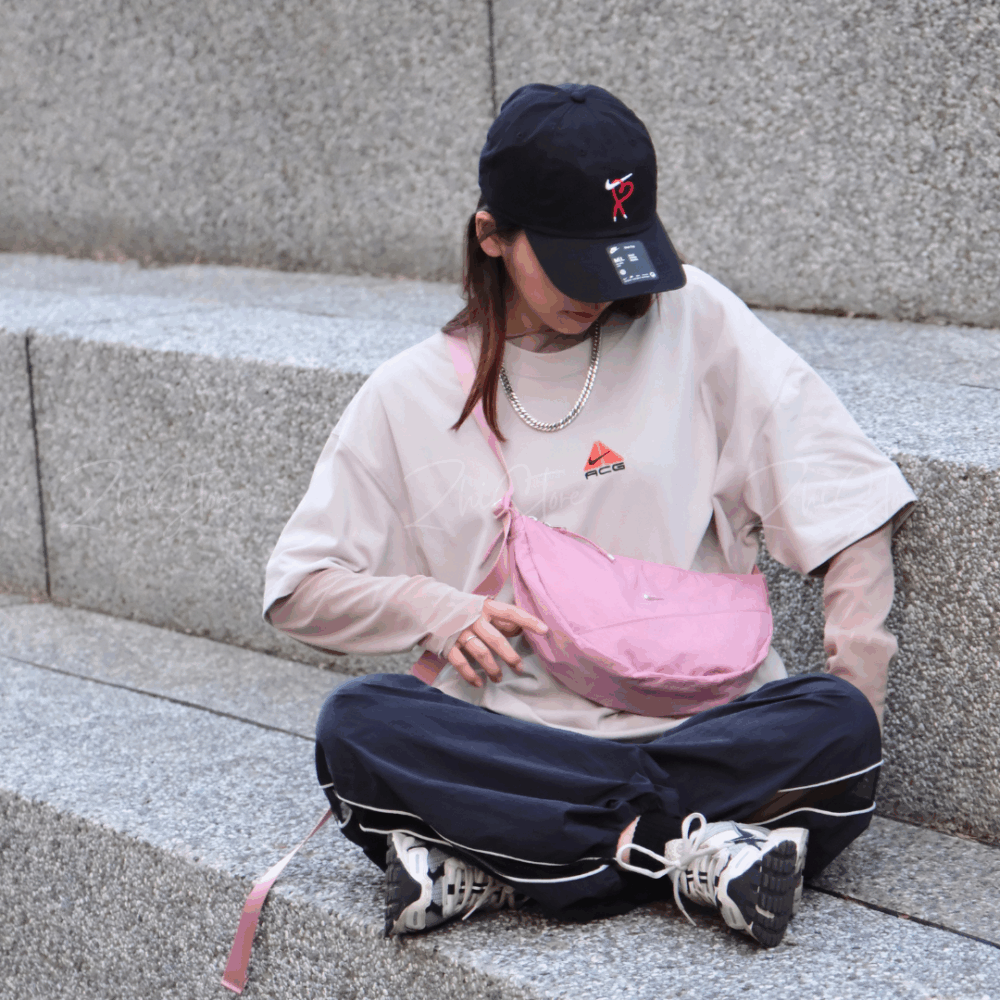 Nike Aura 輕量 半月包 側背包 肩背包 女包 小包 斜背包 包包 珊瑚粉 HQ4370-699