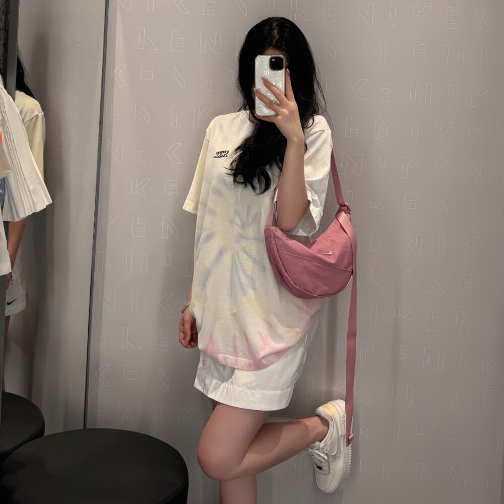 Nike Aura 輕量 半月包 側背包 肩背包 女包 小包 斜背包 包包 珊瑚粉 HQ4370-699