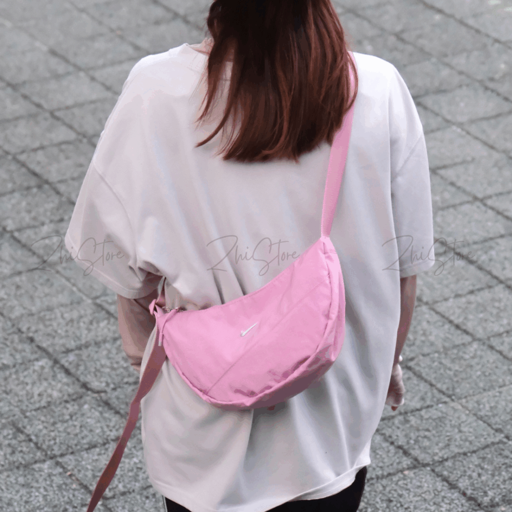 Nike Aura 輕量 半月包 側背包 肩背包 女包 小包 斜背包 包包 珊瑚粉 HQ4370-699