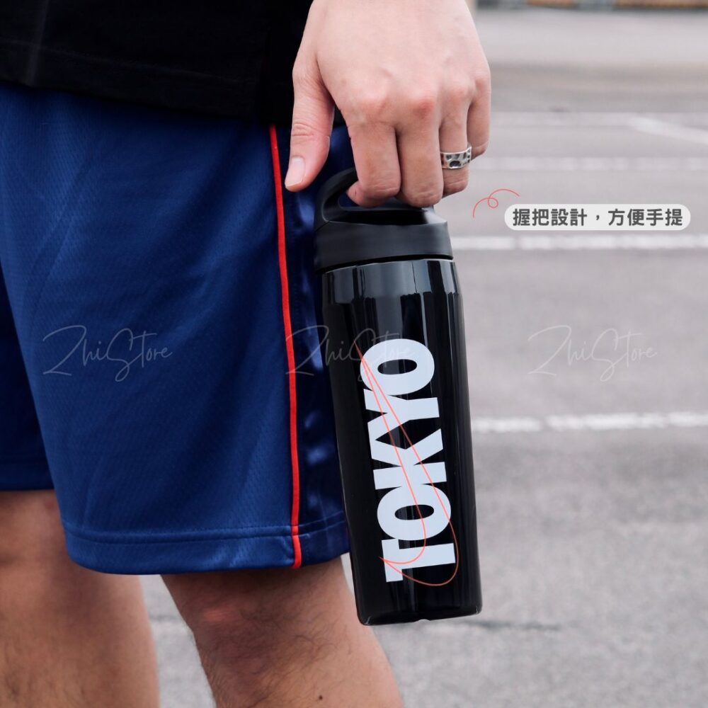【國外限定】Nike Tokyo 日本限定 手提水壺 709ml 大勾 運動 健身 水瓶 冷水壺 黑色 HY3004-093