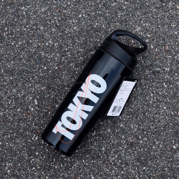 【國外限定】Nike Tokyo 日本限定 手提水壺 709ml 大勾 運動 健身 水瓶 冷水壺 黑色 HY3004-093