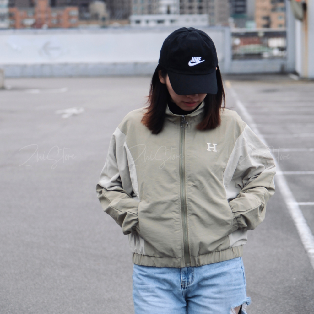 NCAA 女款 防潑水 刺繡 立領 防風外套 長袖 外套 黑色 卡其 73521161 73521162