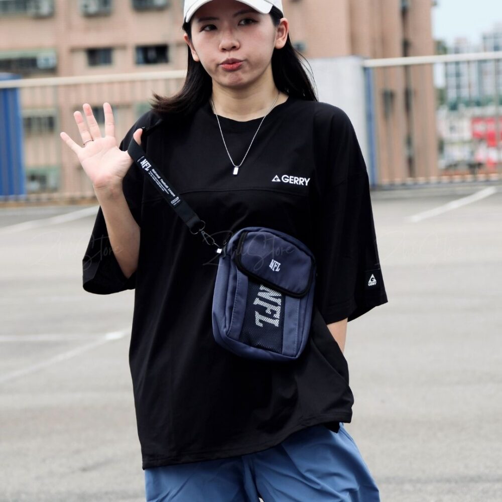 18 NFL 休閒網布側背包 斜背包 小包 隨身包 黑色 藍色 男包 女包 肩背包 24551702