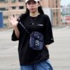 18 NFL 休閒網布側背包 斜背包 小包 隨身包 黑色 藍色 男包 女包 肩背包 24551702